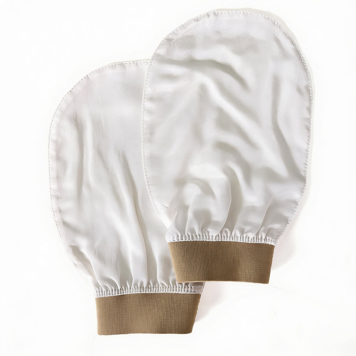 Twee gebroken witte viscose lichaamshandschoenen met tan elastische boorden, overlappend op een witte achtergrond