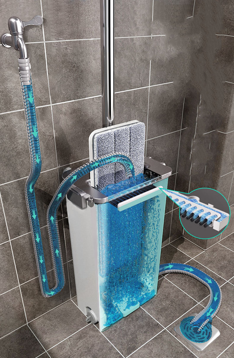 Doorsnede van de emmer met blauw water erin, met pijlen die de spoel- en wringfunctie illustreren