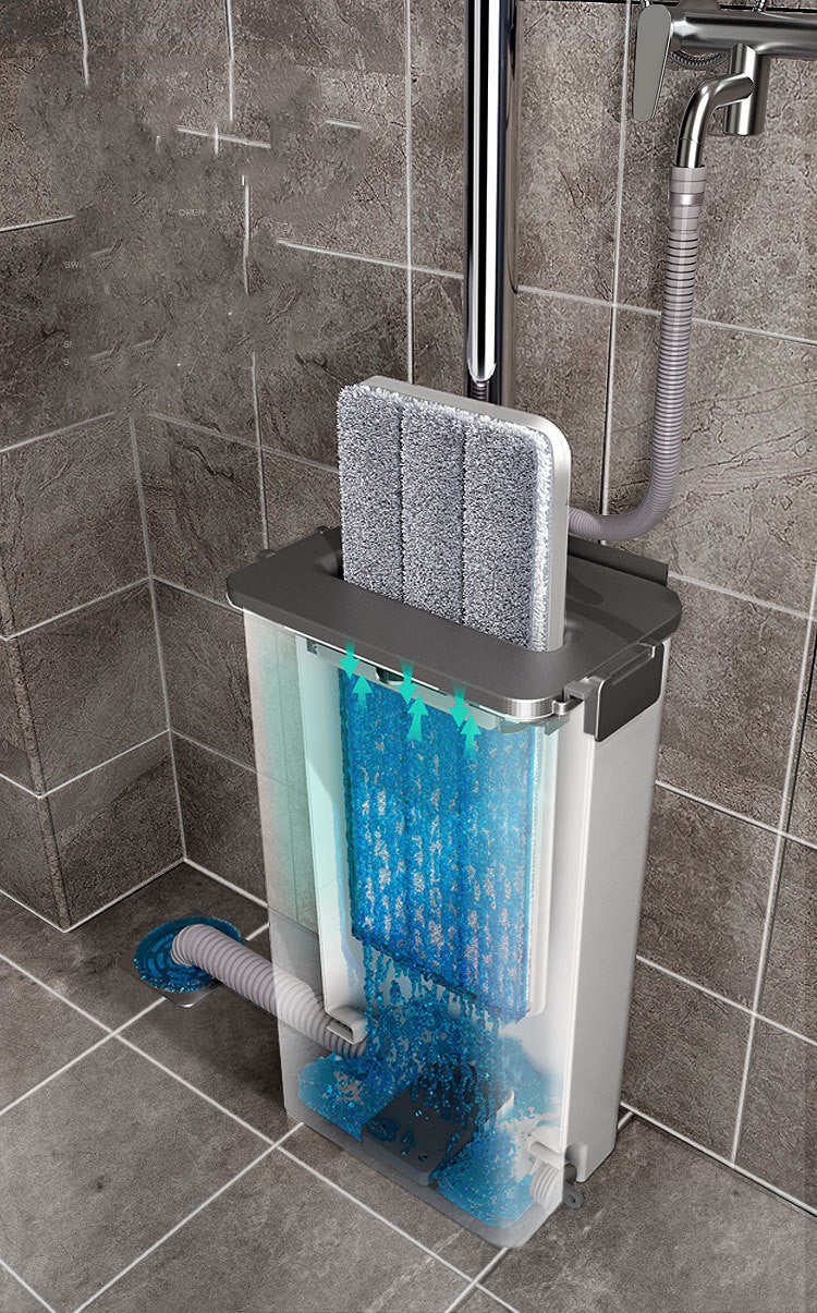 Transparante doorsnede van de emmer met blauw water en stroompijlen, dweilpad die wordt gespoeld in de bovenste gleuf