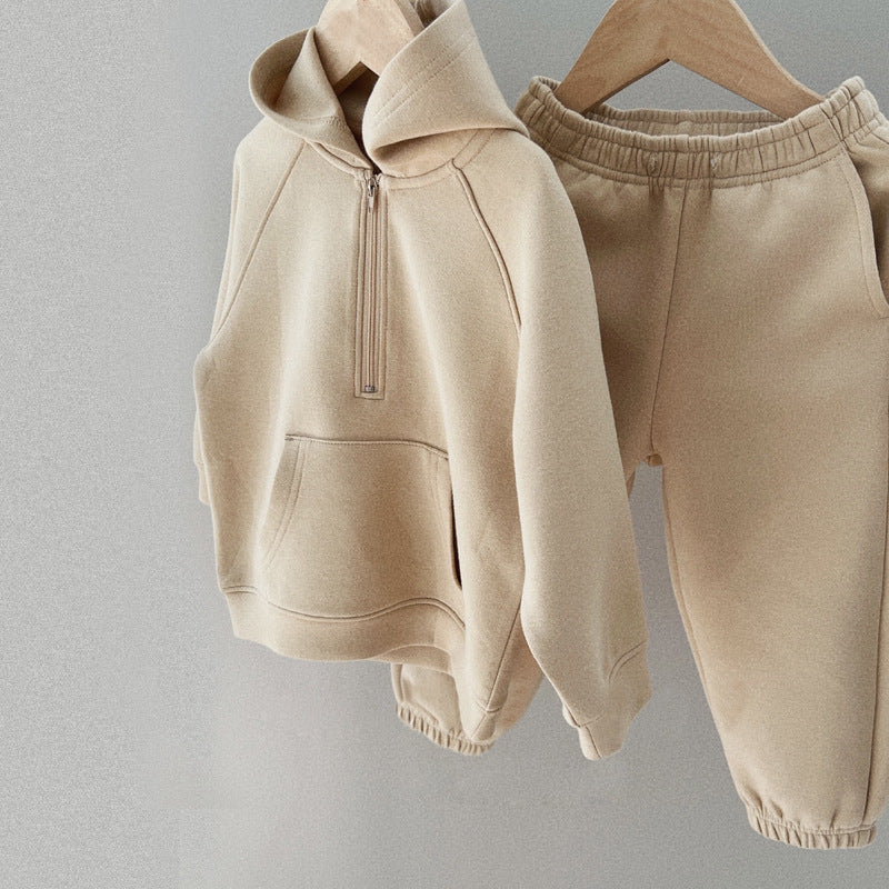 Joggingpak met capuchon in abrikoos aan hangers