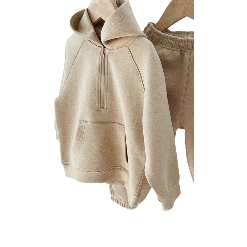 Abrikooskleurige hoodie met buidelzak op een witte achtergrond