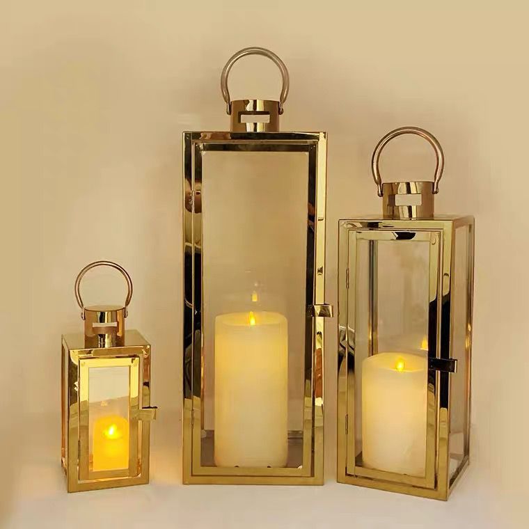 Lantaarn set van drie in goudkleurig roestvrij staal met glas, met ledkaarsen erin als decoratie