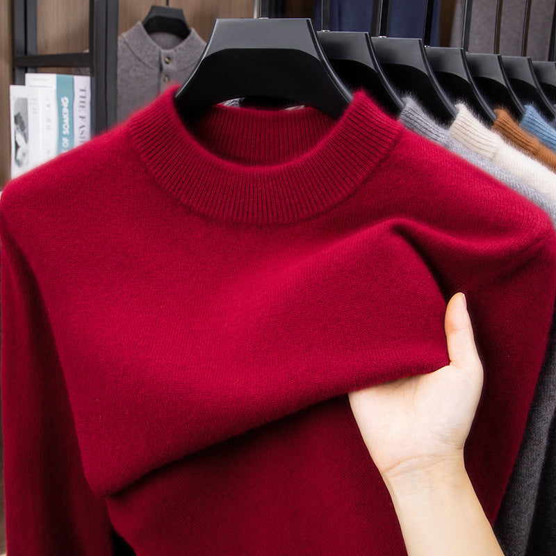 Dieprode heren trui met ronde hals, close-up van de halslijn en zachte vallende tricot vastgehouden door een hand