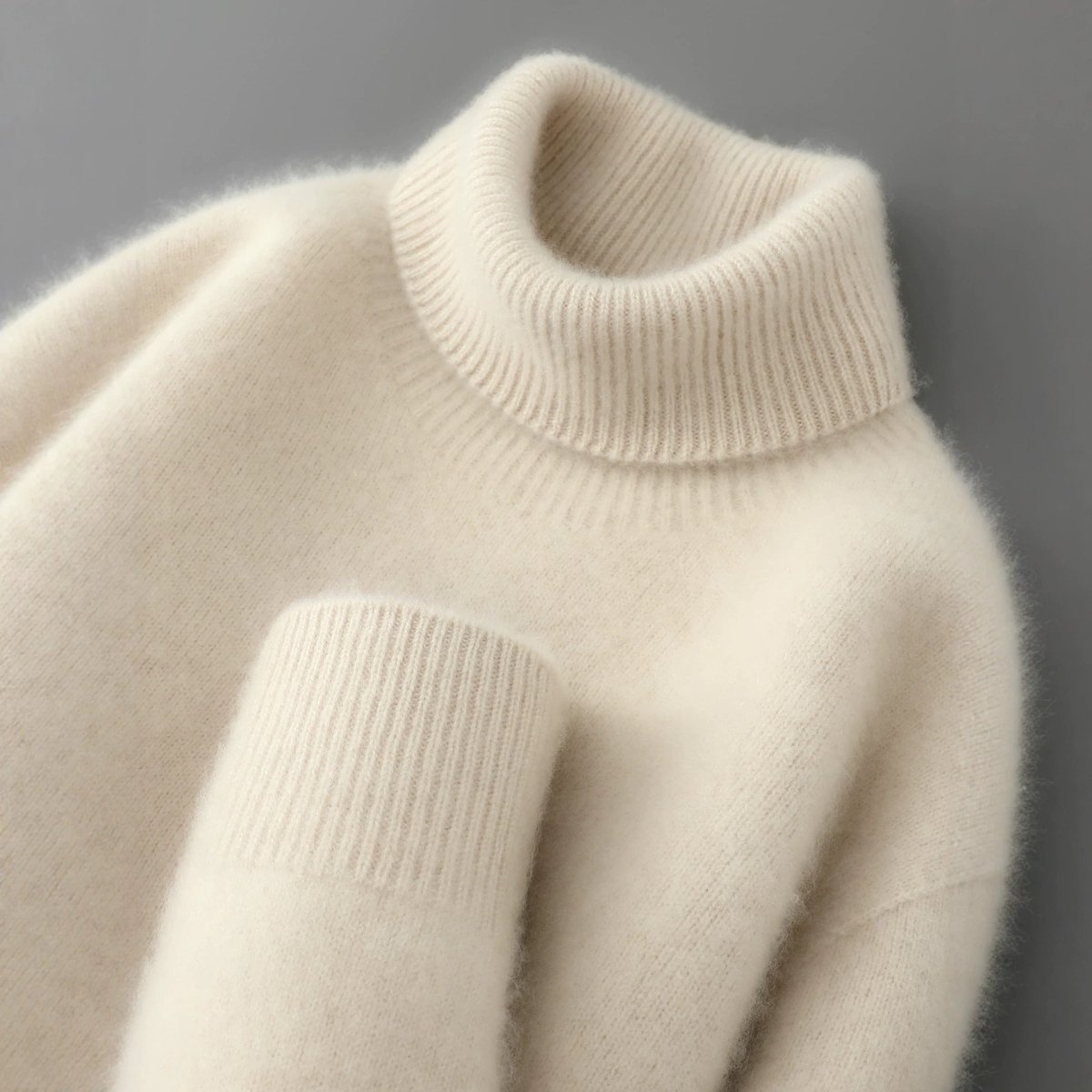 Close-up van de geribde col en manchet op de crème pluizige wollen coltrui