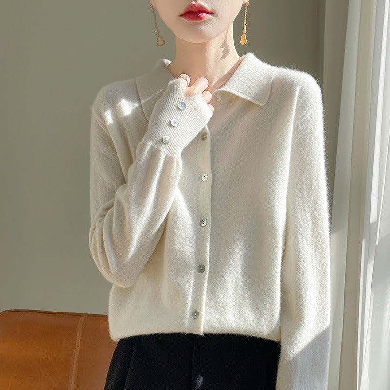 Wit wollen vest met polokraag dames, vooraanzicht, model met hand bij de kraag