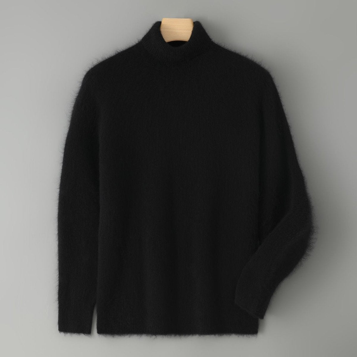 Zwarte wollen coltrui voor heren aan een hanger