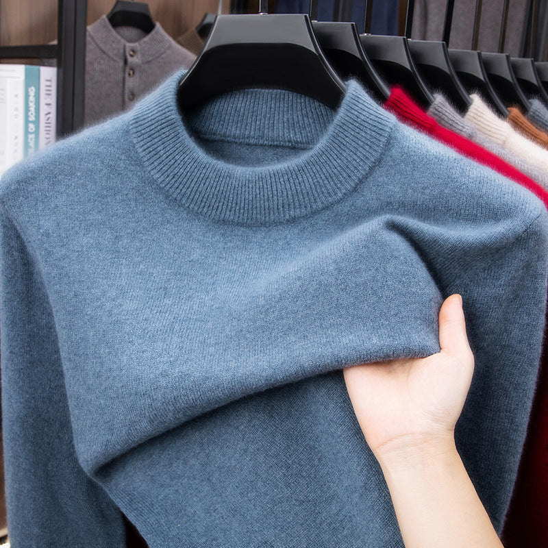 Lichtblauwe heren trui met ronde hals, close-up van de geribde hals en zachte vallende tricot