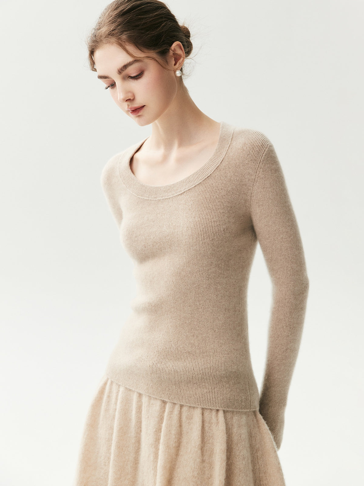 Camel cashmere trui u hals dames met ribbreisel op een model, vooraanzicht op driekwart met bijpassende rok
