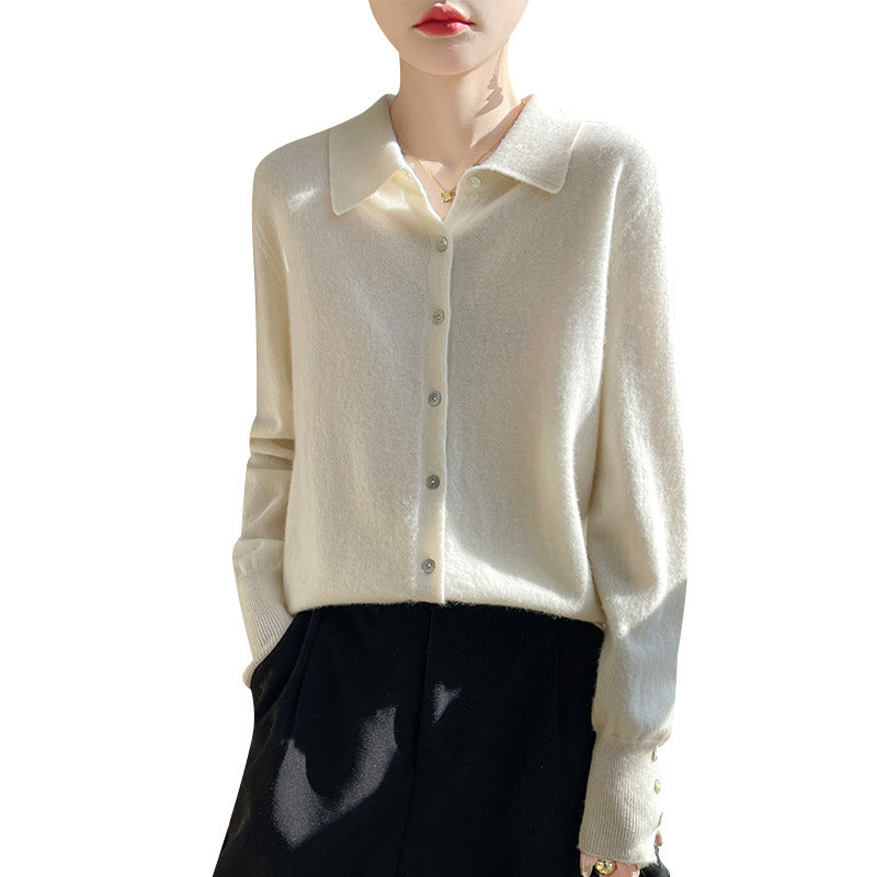 Wit wollen vest met polokraag dames, vooraanzicht, model met één hand in broekzak