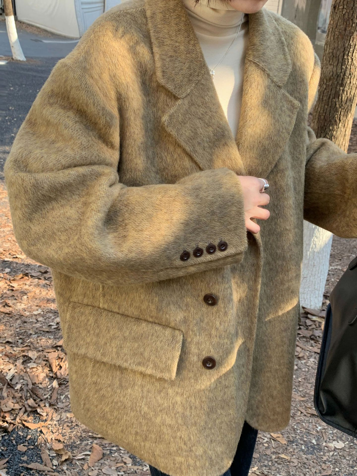 Camel wollen blazer jas dames kort, close-up vooraanzicht met dubbelrijgs knopen en klepzak