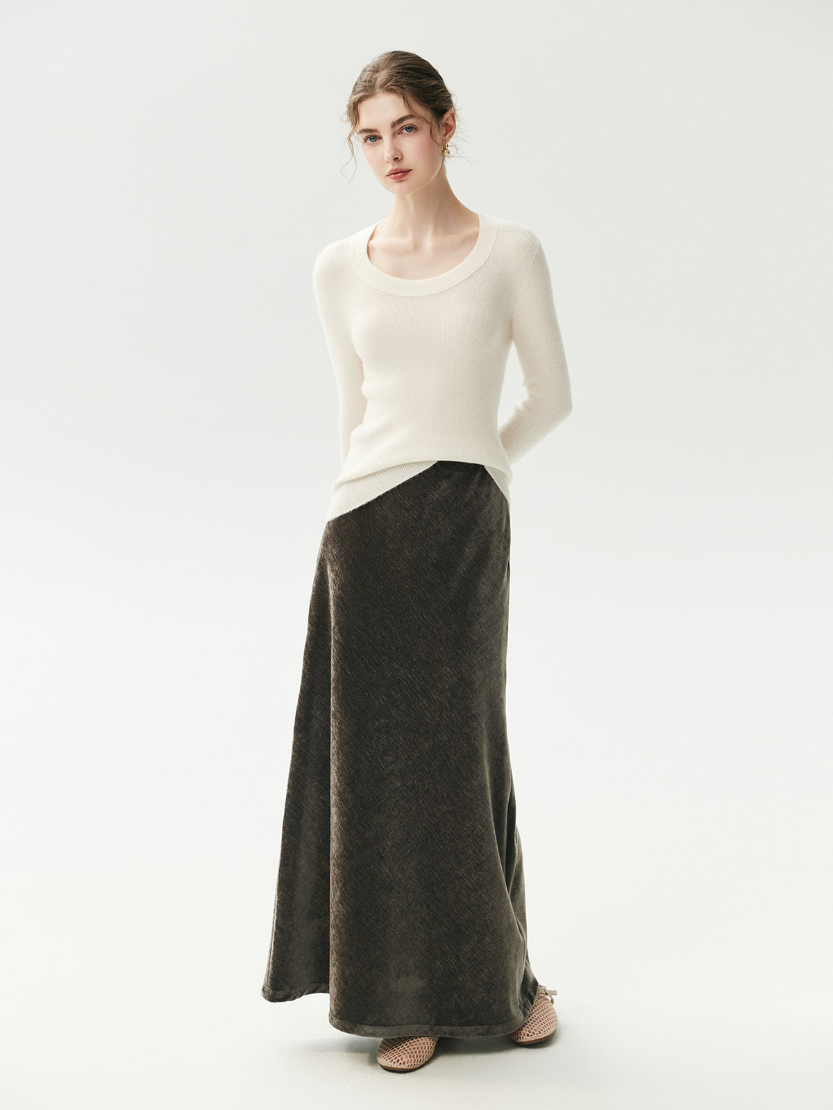 Cream geribde cashmere trui met U-hals op een model, volledig vooraanzicht met donkere lange rok