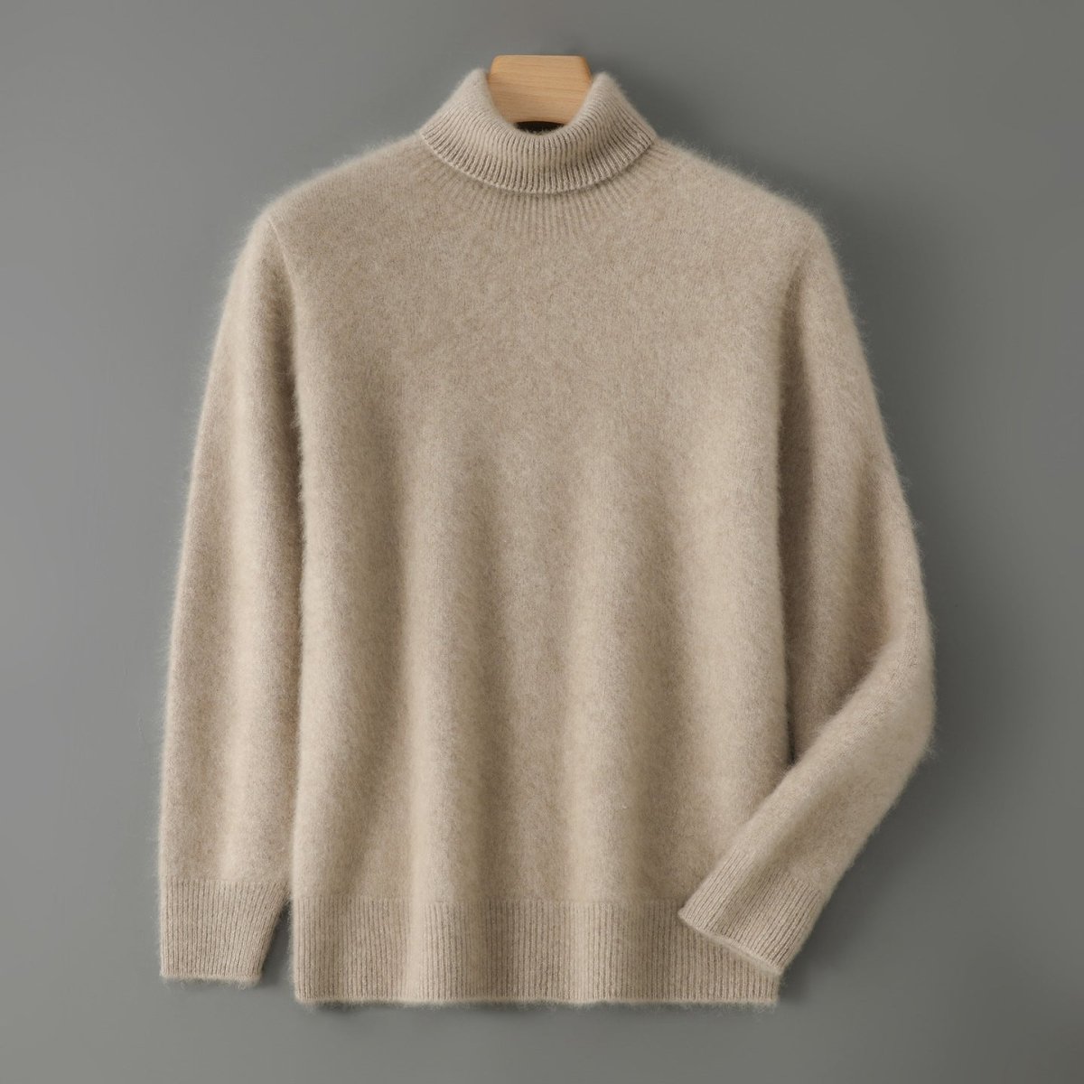 Camelkleurige wollen coltrui voor heren aan een hanger