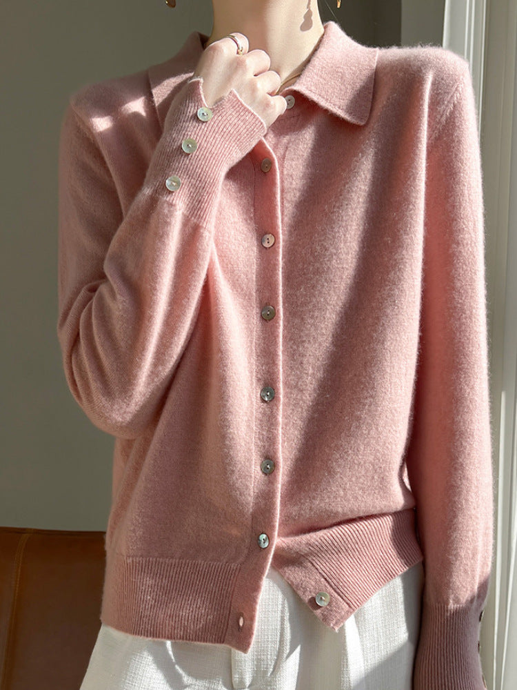 Blossom roze wollen vest met polokraag dames, vooraanzicht, model toont het detail van de boord met knoopjes