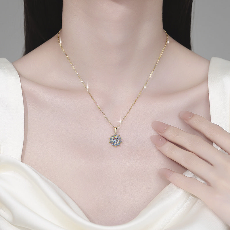 Goudkleurige zonnebloem hanger ketting kort gedragen op een model bij het sleutelbeen