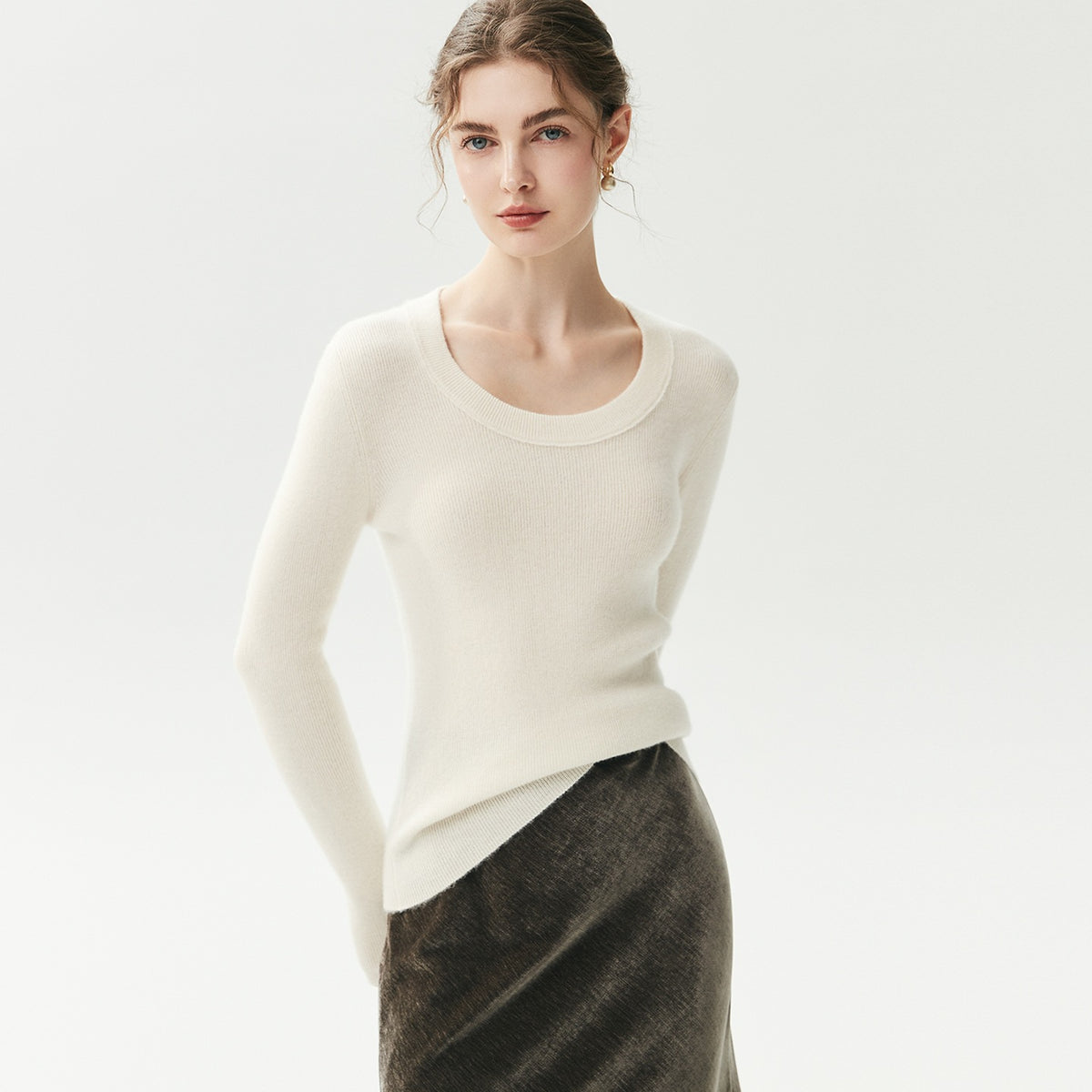 Cream geribde cashmere trui met U-hals op een model, close-up vooraanzicht van de halslijn