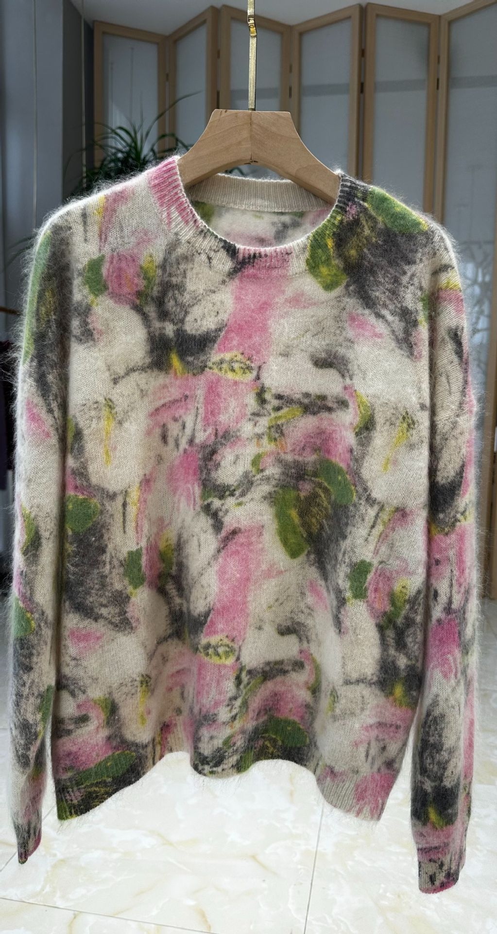 Geborstelde wollen trui met de print olieverf bloemen, roze, groen en antraciet op een crèmekleurige basis, aan een hanger
