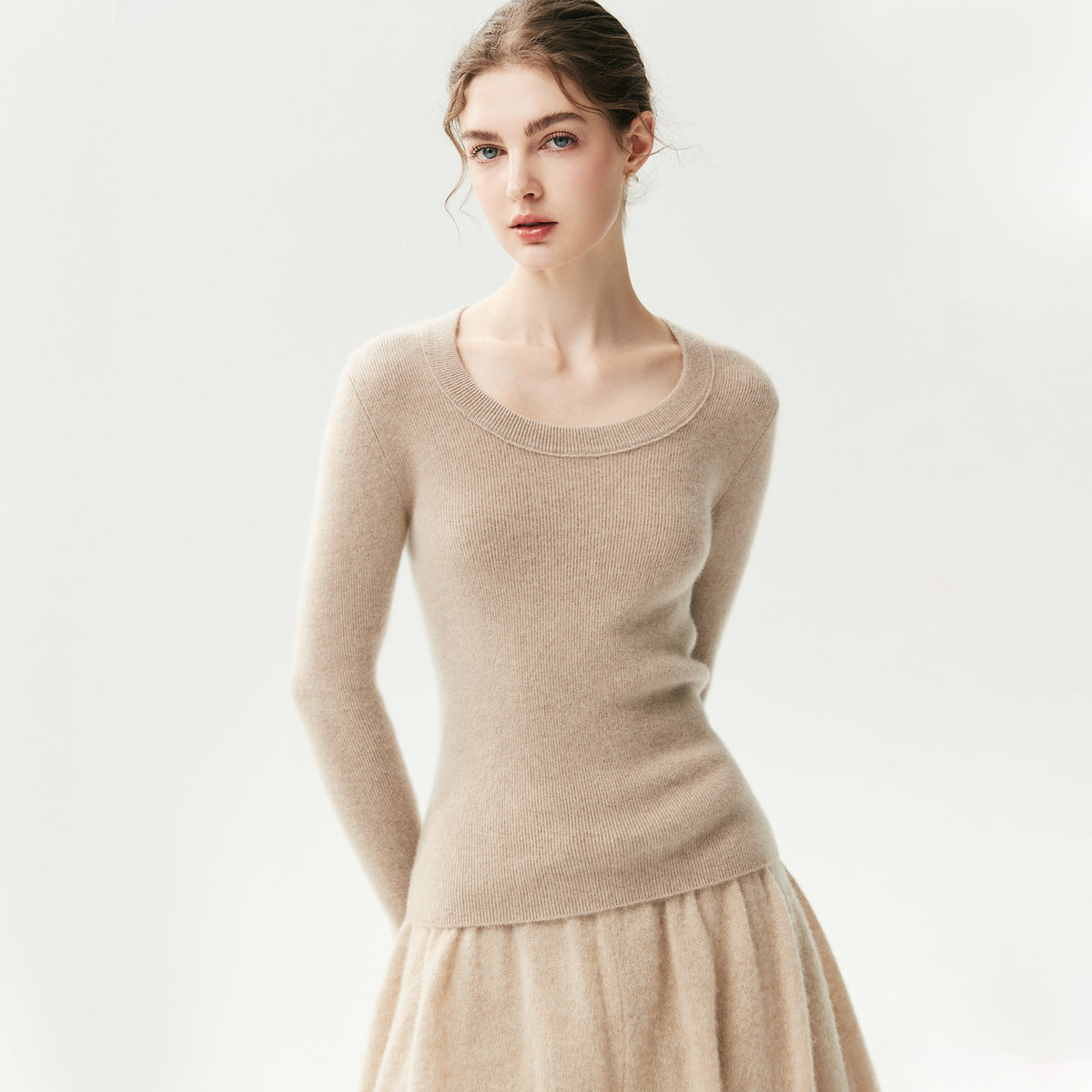 Camel geribde cashmere trui met U-hals op een model, vooraanzicht met bijpassende lange rok
