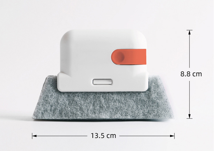 Size chart for cleaning brush showing dimensions: 13.5 cm wide and 8.8 cm tall