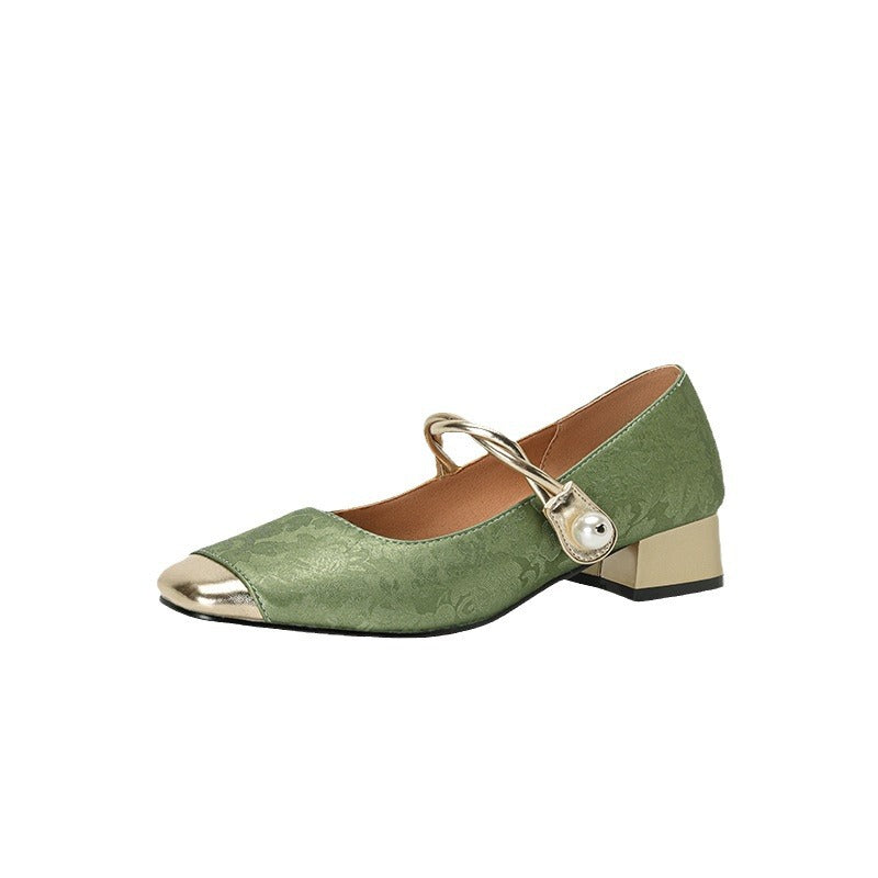 Retro Mary Jane pump in green with gold-tone toe cap and pearl-look strap, flat lay, side profile