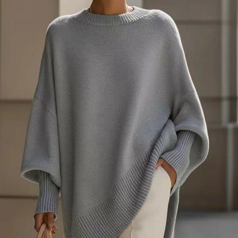 Close view of the light grey sweater: ribbed neckband, wide sleeve and ribbed cuff
