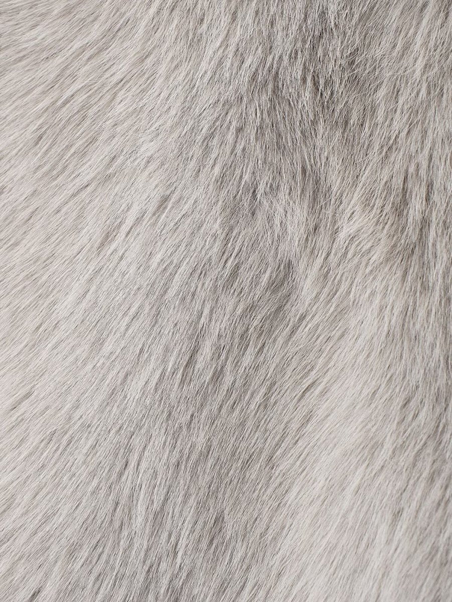 Close-up of the light grey faux fur pile with longer and shorter hairs