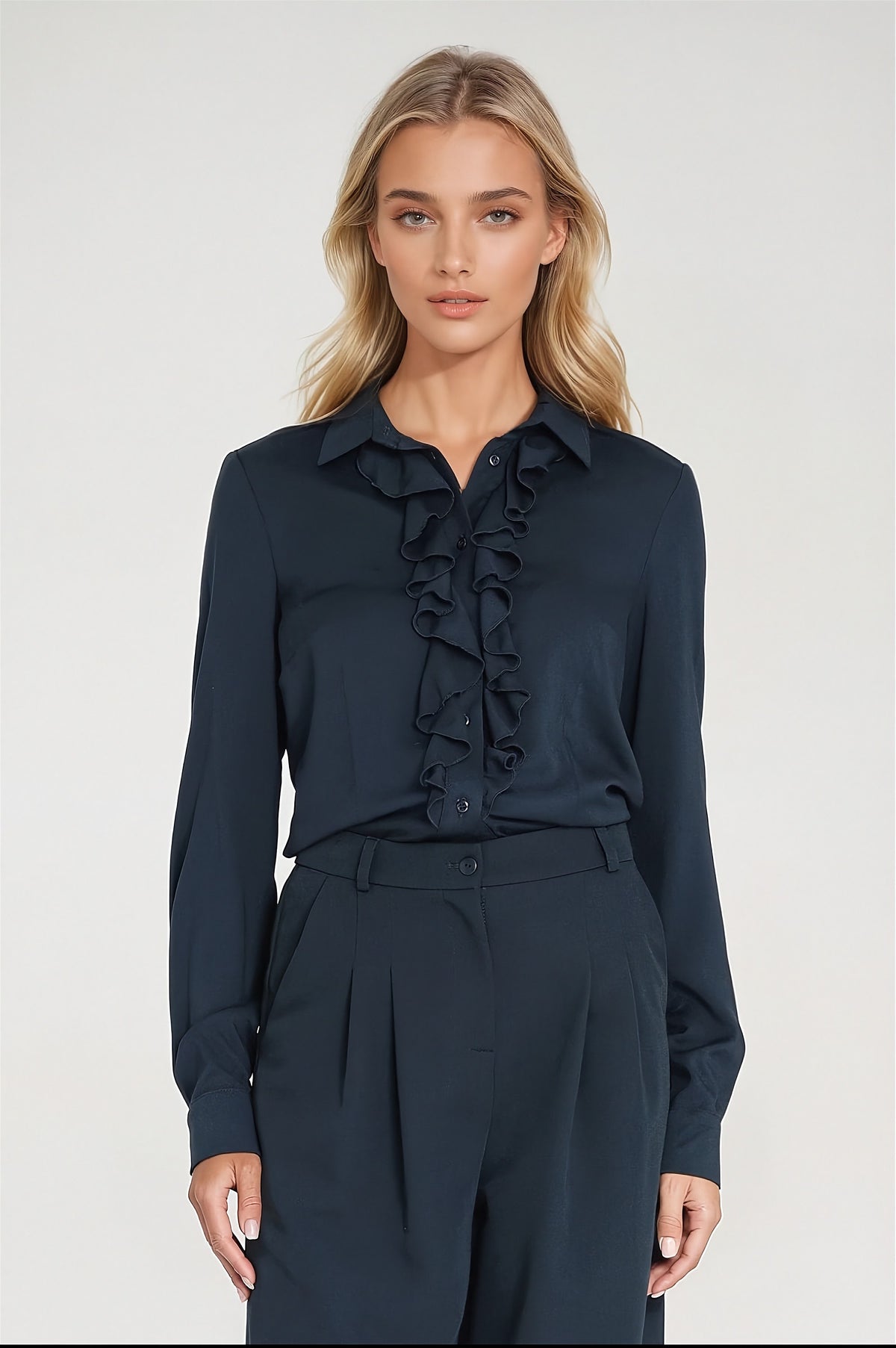 Marineblauwe getailleerde blouse met ruches en kraag, vooraanzicht, ingestopt in een wijde pantalon