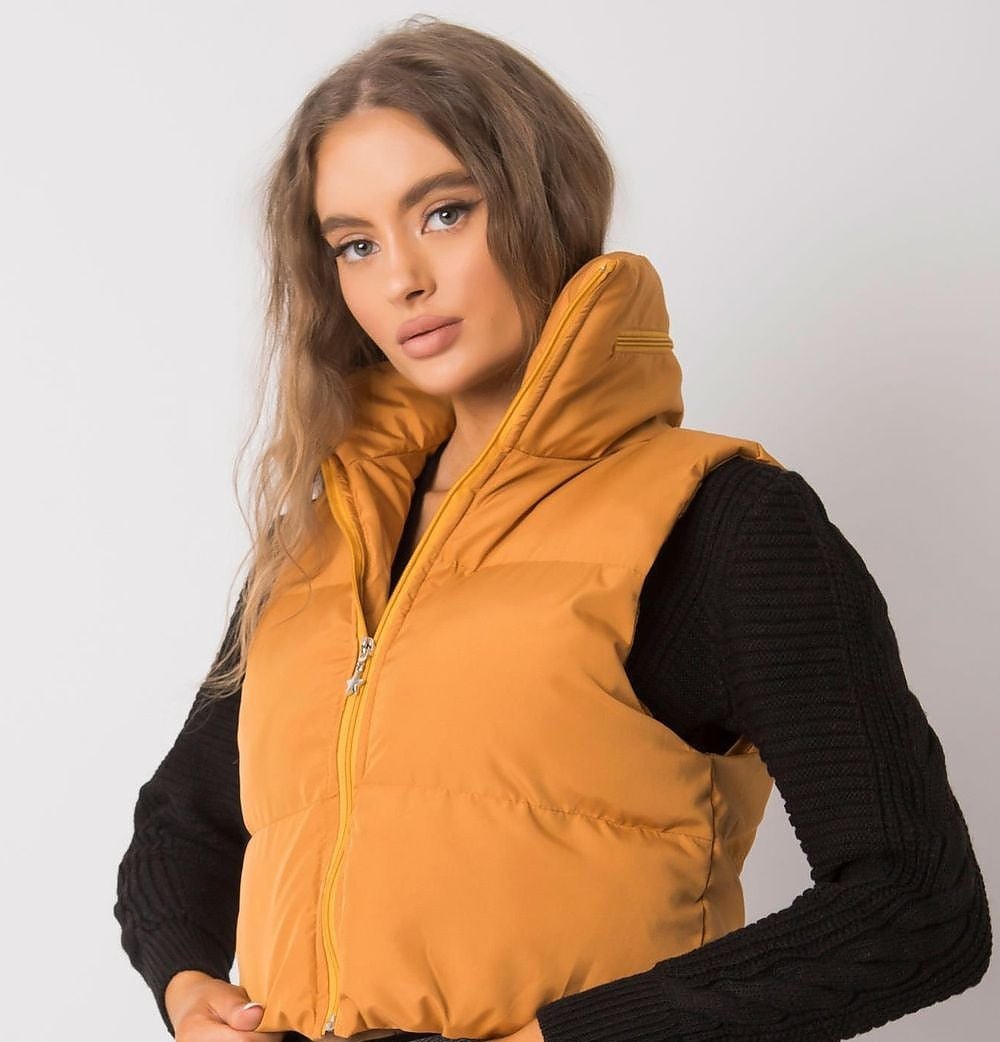 Donkergele gewatteerde bodywarmer, tot aan de kin dichtgeritst, schuin vooraanzicht