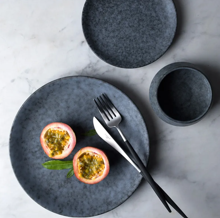 Elegant Round Dinner Plate in Premium Porcelain