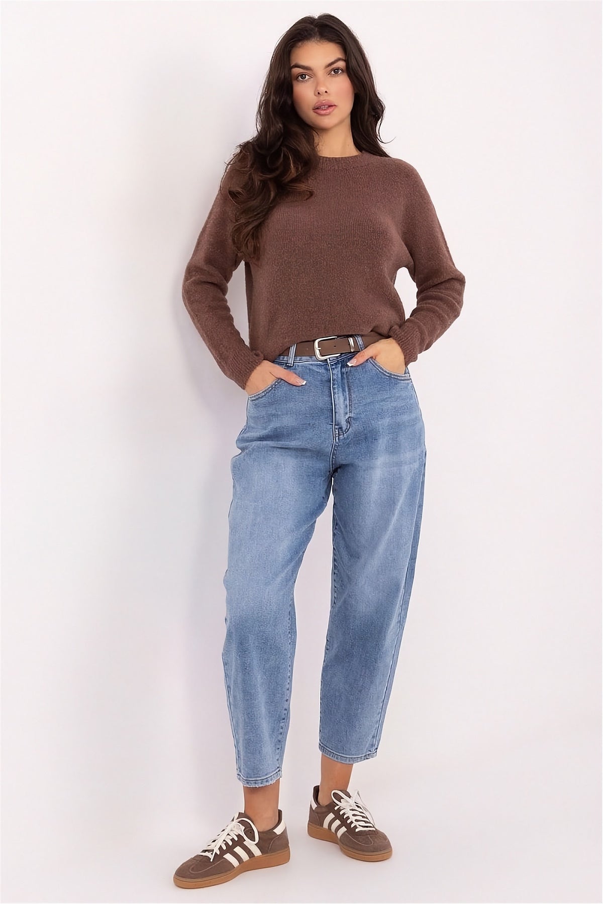 High-waisted carrot jeans in blue denim – Women's comfortable casual fashion