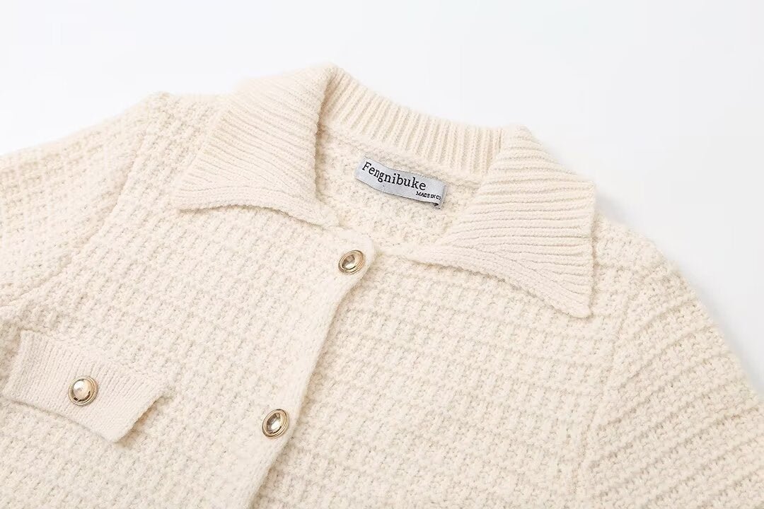 Close-up of the collar, Fengnibuke neck label and gold-tone buttons