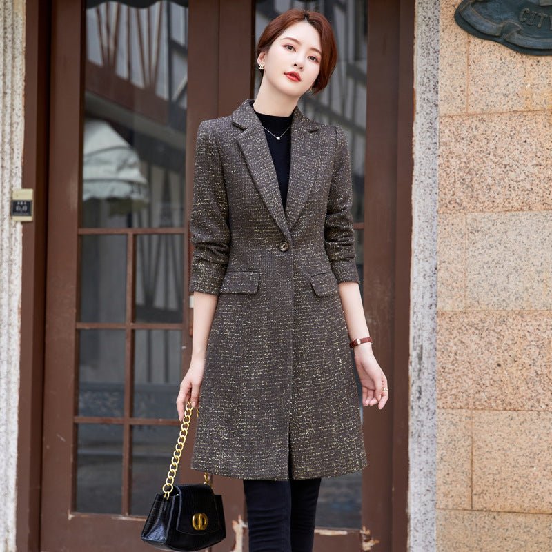 Dark brown coat closed with one button at the waist, flap pockets on the hips