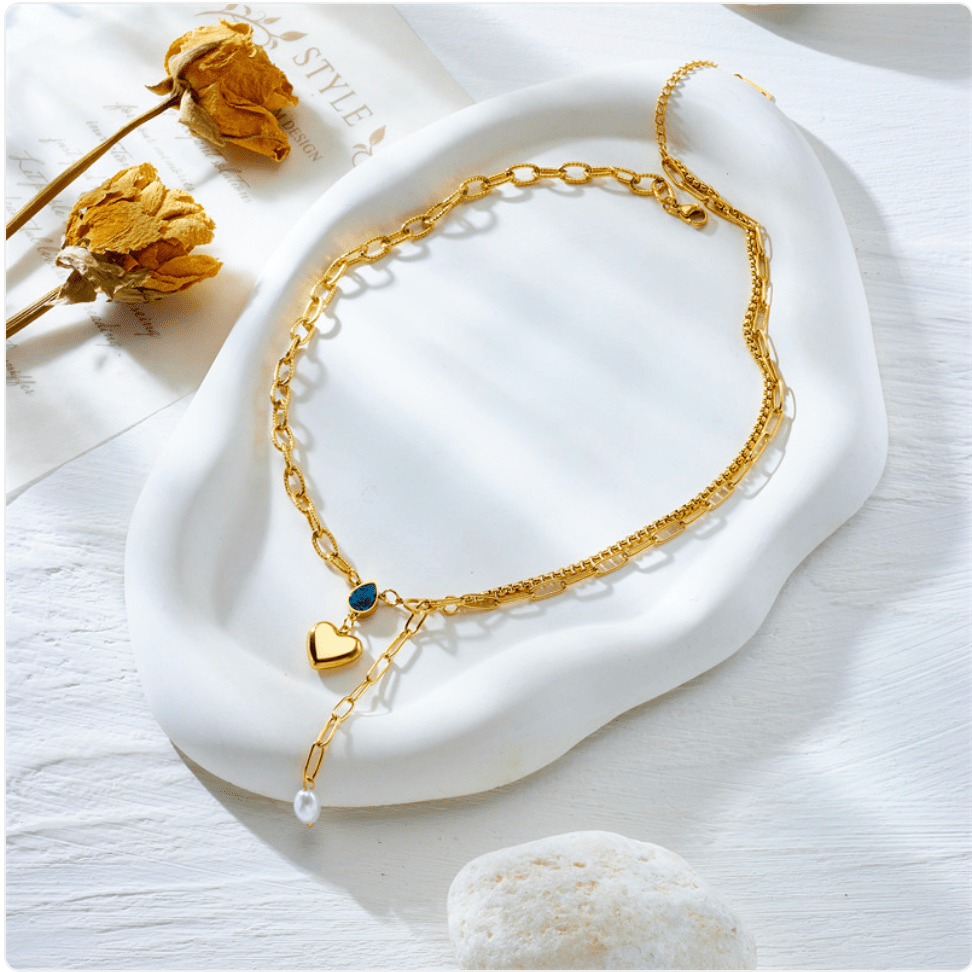 Ketting met de twee verschillende kettinkjes op een golvend wit schaaltje