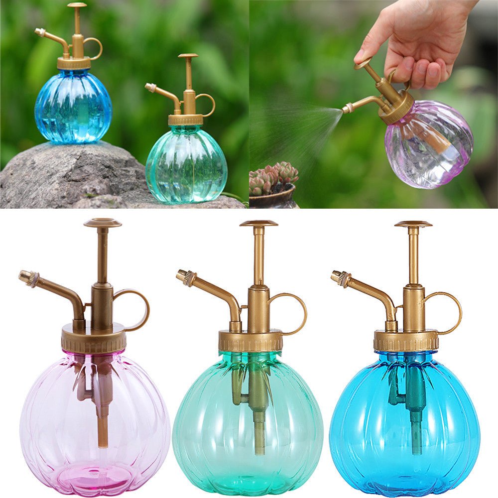 Collage van plantenspuiten in pompoenvorm in paars, groen en blauw met bronskleurige pomp, en een hand die een fijne nevel spuit