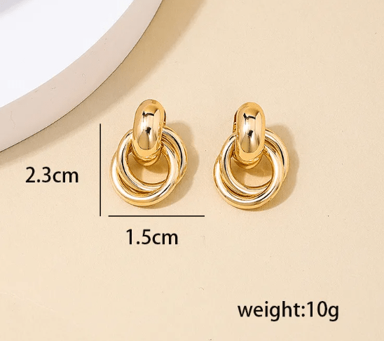 Goudkleurige oorbellen met de maat erbij: 2,3 cm hoog, 1,5 cm breed, gewicht 10 gram
