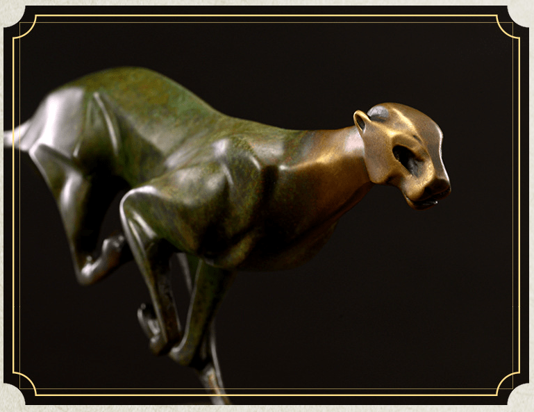 Close-up of the bronze green leopard with a lighter, gold-coloured face