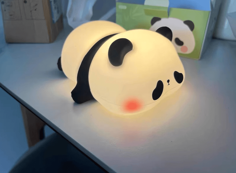 Nachtlampje als panda brandend op een bureau