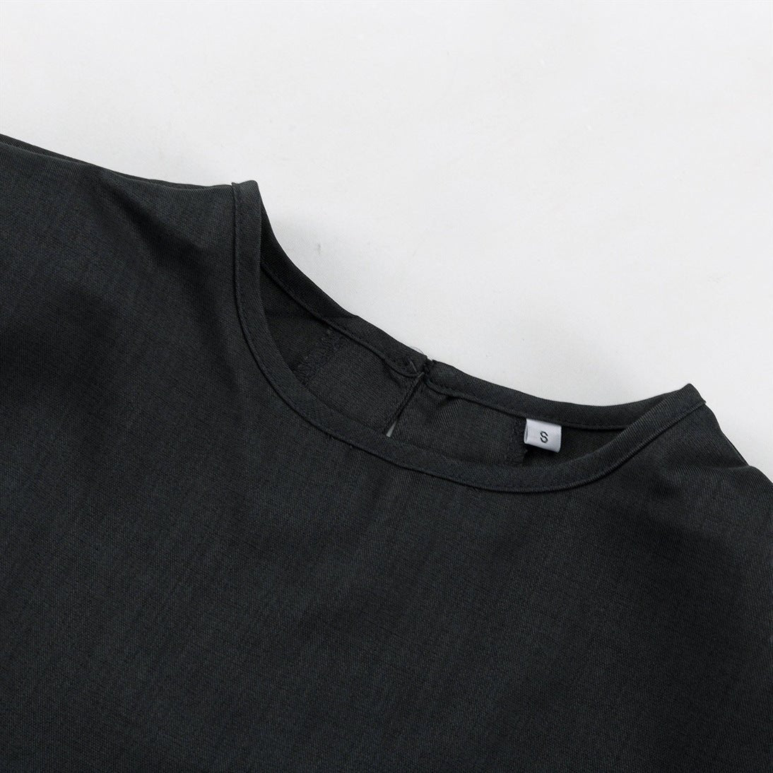 Back of the top neckline with keyhole and size label