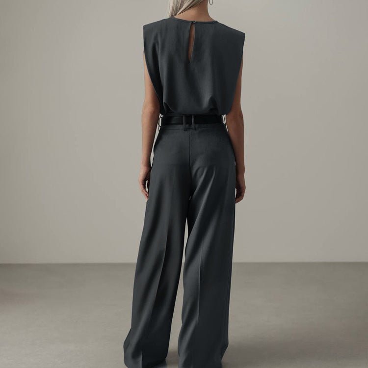 Back view of the set, keyhole opening at the back of the neck
