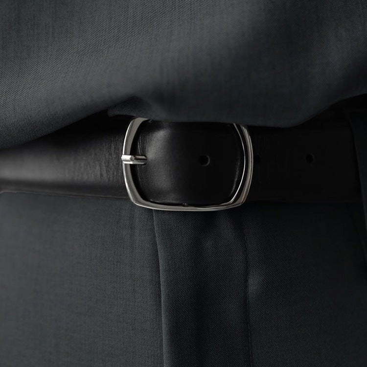 Black belt with silver-coloured buckle on the trousers (belt not included)